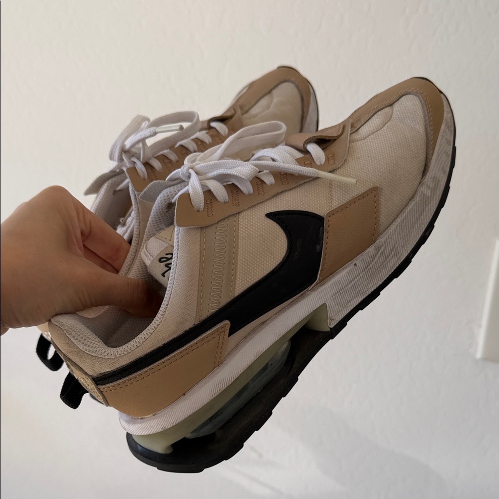 Women's Nike Air Max Size: 6.5; Color: Oatmeal/Black Hemp